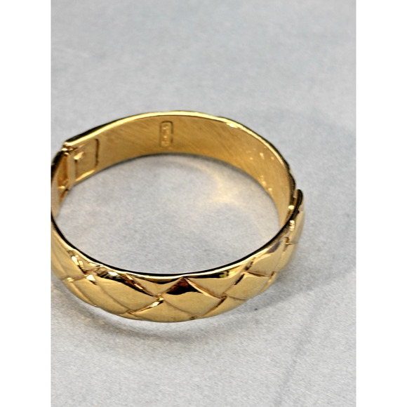 Vintage Monet Gold Tone Textured Hinged Bangle Bracelet Shiny Excellent - Picture 7 of 16